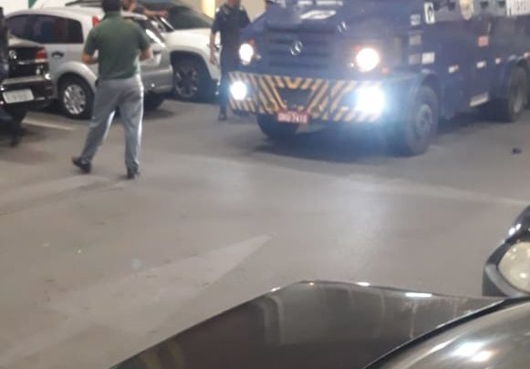 Resultado de imagem para imagens de tentativa de assalto aos caixas mercadao caruaru