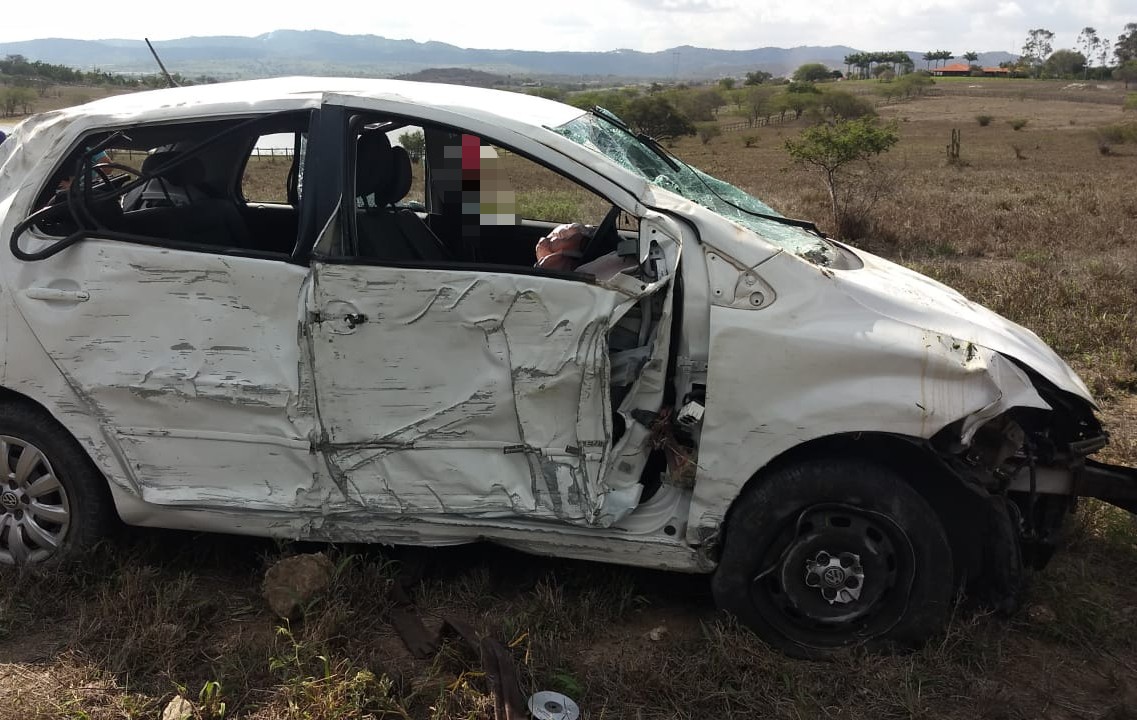 Mãe e filho são arremessados de carro que capotou e colidiu em poste na