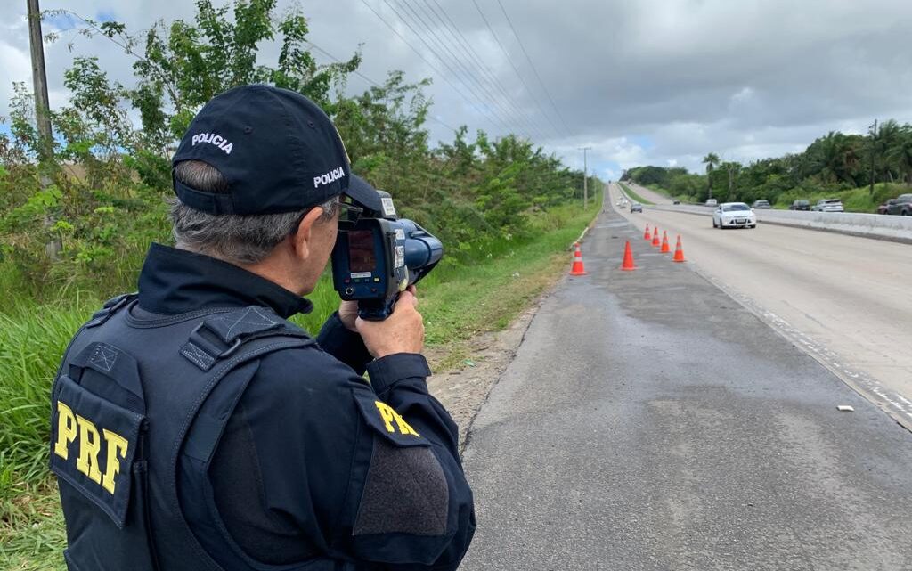 Radar Fotogr Fico Da Prf Flagra Motoristas Dirigindo A Mais De Km H