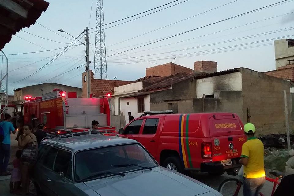 Bombeiros controlam incêndio em residência no bairro São João da Escócia