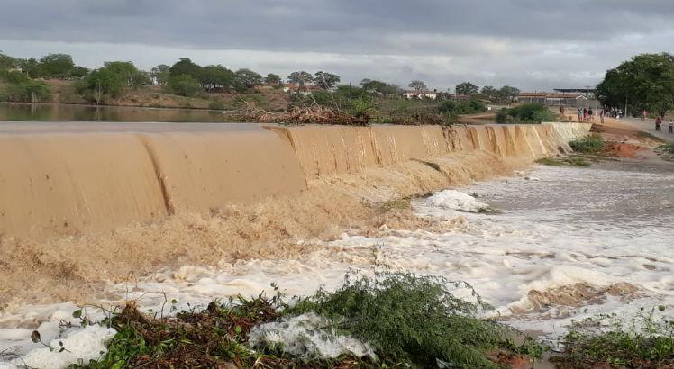 Enchente no Rio Una deixa cidades em estado de alerta Enchente no Rio Una deixa cidades em estado de alerta