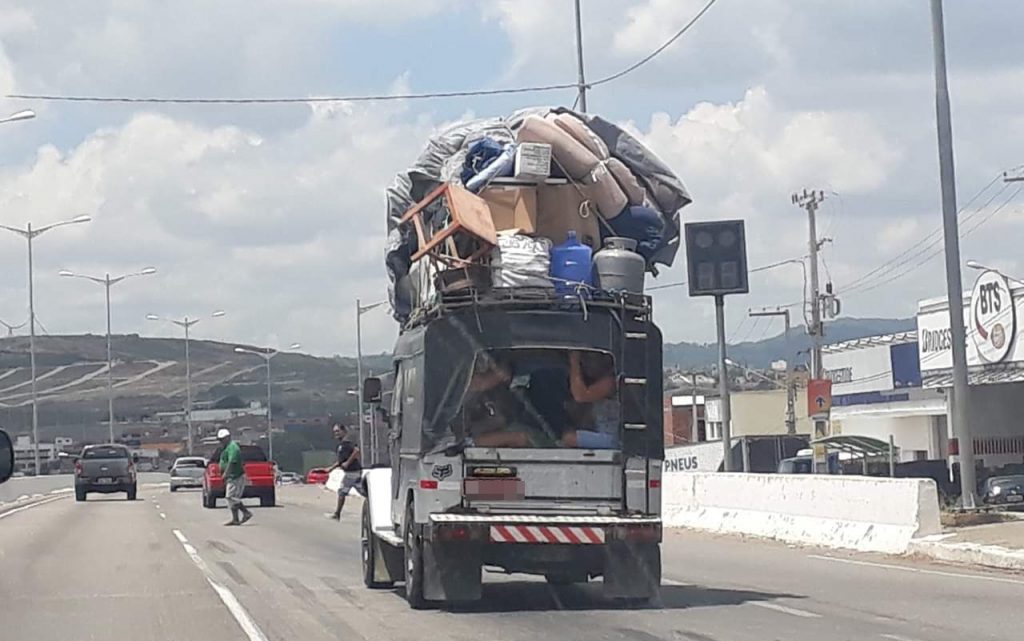 Toyota com supercarga seguindo para o litoral chama atenção na BR-104, em Caruaru Toyota com supercarga seguindo para o litoral chama atenção na BR-104, em Caruaru