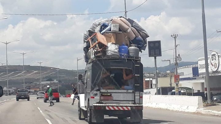 Toyota com supercarga seguindo para o litoral chama atenção na BR-104, em Caruaru