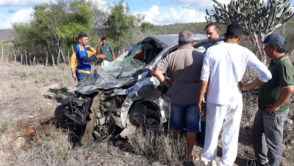 Médica do HRA fica ferida após capotamento na BR-232