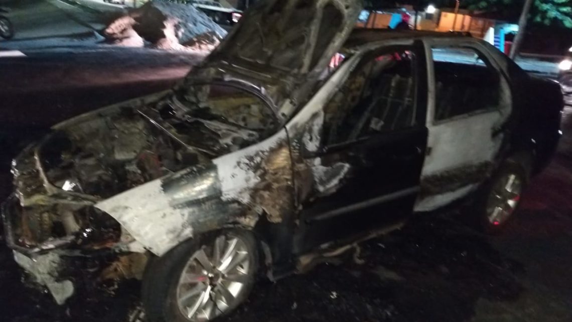 Carro pega fogo na avenida Rui Barbosa em Caruaru Carro pega fogo na avenida Rui Barbosa em Caruaru