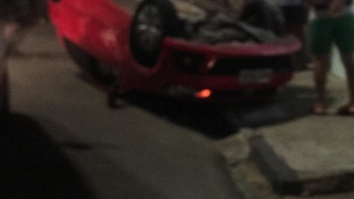 Carro capota após colidir em poste em Caruaru