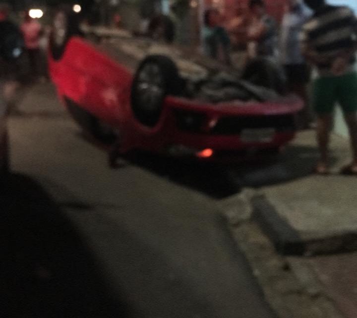 Carro capota após colidir em poste em Caruaru Carro capota após colidir em poste em Caruaru