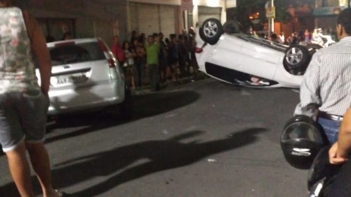 Colisão entre dois carros, com capotamento e pedestre ferido