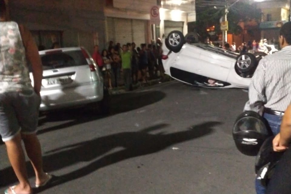 Colisão entre dois carros, com capotamento e pedestre ferido