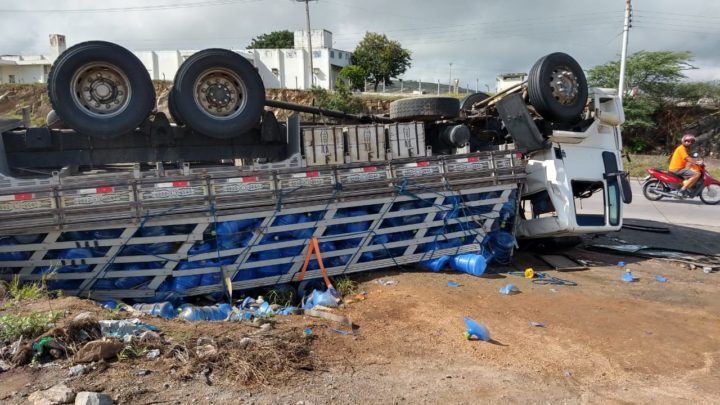 Caminhão carregado com água mineral capota na BR-232 em Caruaru