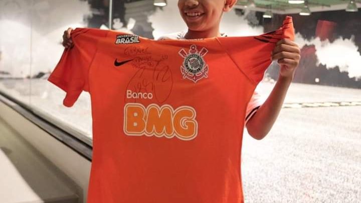 Criança que teve perna amputada após espancamento em escola de Caruaru, realiza sonho na Arena Corinthians e conhece ídolo Cássio