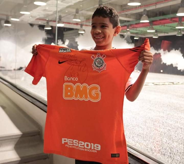 Criança que teve perna amputada após espancamento em escola de Caruaru, realiza sonho na Arena Corinthians e conhece ídolo Cássio