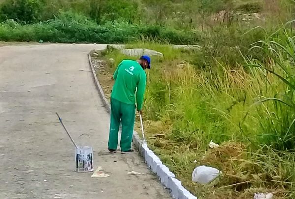 Reeducandos varrem e capinam ruas e praças de Caruaru