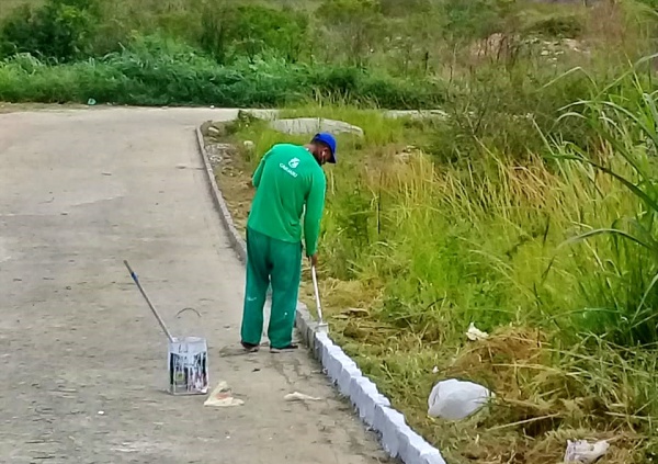 Reeducandos varrem e capinam ruas e praças de Caruaru Reeducandos varrem e capinam ruas e praças de Caruaru