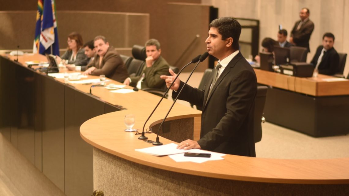 Lessa propõe a criação de delegacias especializadas em combater furtos e roubos a agências bancárias, carros-fortes e caixas eletrônicos Lessa propõe a criação de delegacias especializadas em combater furtos e roubos a agências bancárias, carros-fortes e caixas eletrônicos