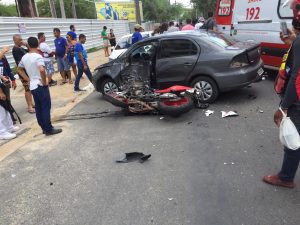 Colisão entre moto e carro deixa dois feridos em Caruaru