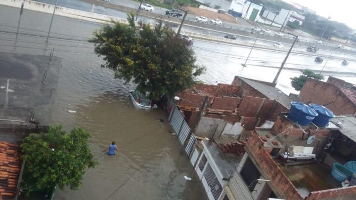 Chuva e vento derrubam casa e parte de muro de escola em Caruaru