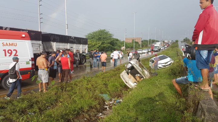 Dois carros saem da pista e um capota na BR-232 em Caruaru
