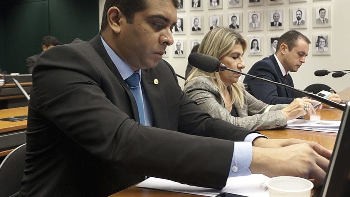 Projeto de Fernando Rodolfo proíbe venda de cigarro perto de escolas Projeto de Fernando Rodolfo proíbe venda de cigarro perto de escolas