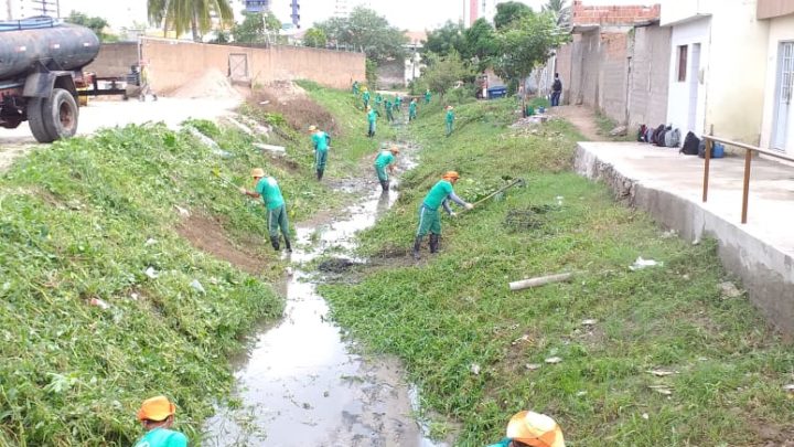 Ações de limpeza no rio e nos canais de Caruaru são realizadas diariamente