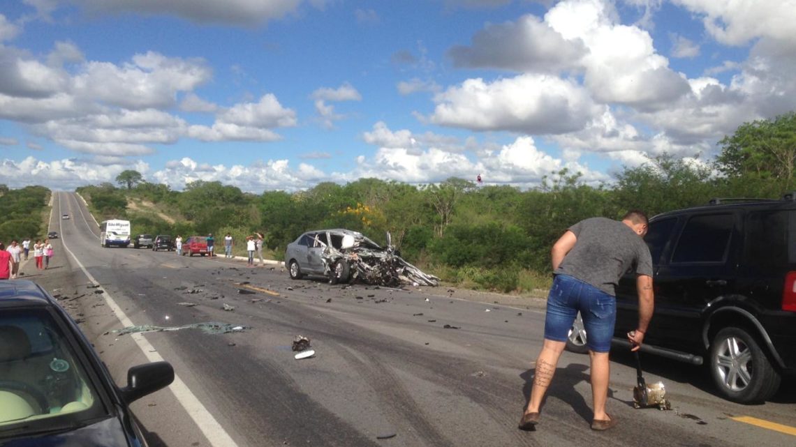 Colisão entre dois carros com vítimas fatais na BR-232 no Agreste-PE