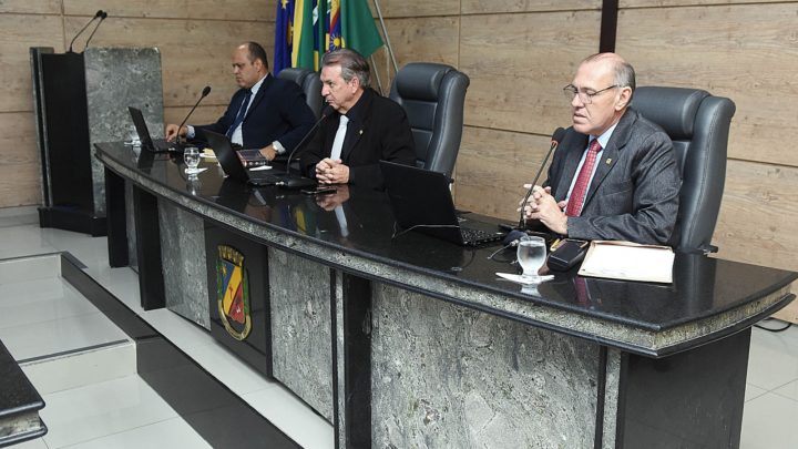 Vereadores de Caruaru debatem regularização do Uber, retiradas de lombadas eletrônicas e buracos deixados pela Compesa