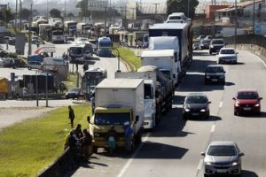 Caminhoneiros descartam paralisação, após reunião com governo Caminhoneiros descartam paralisação, após reunião com governo