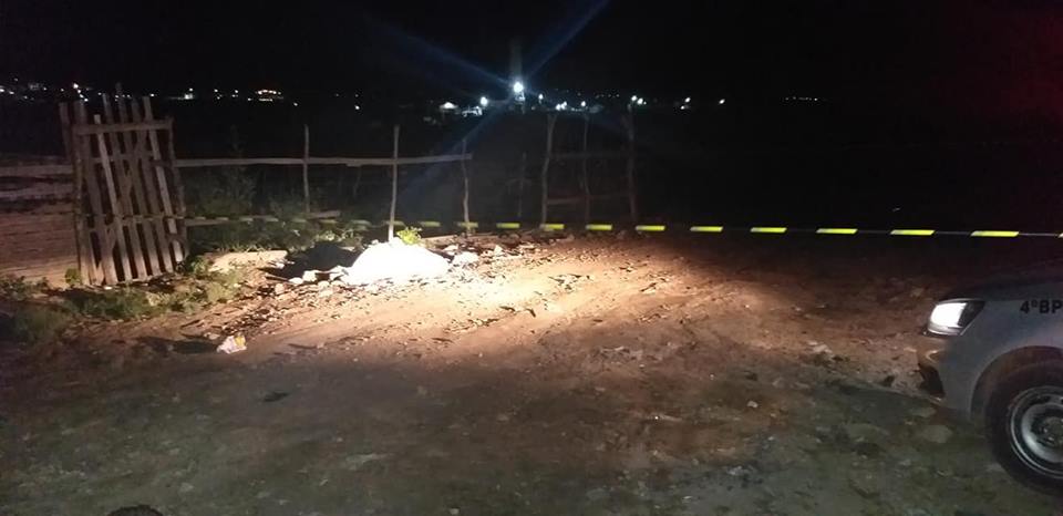 Ex-presidiário é assassinado a tiros em Bezerros e jovem é baleado dentro de bar em Cupira Ex-presidiário é assassinado a tiros em Bezerros e jovem é baleado dentro de bar em Cupira
