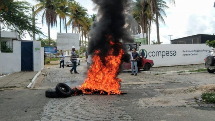 Prestadores de serviços da Compesa fazem acordo e voltam ao trabalho após protesto em Caruaru