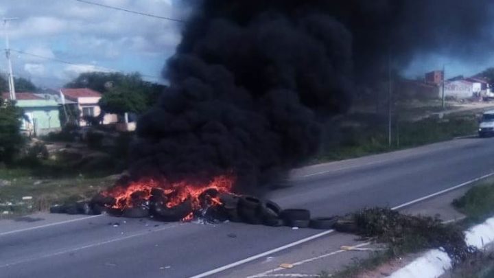 Moradores da zona rural de Caruaru protestam pedindo lombada na BR-104