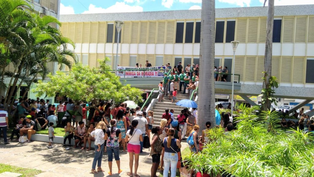 Famílias de baixa renda cobram moradia durante protesto na Prefeitura de Caruaru