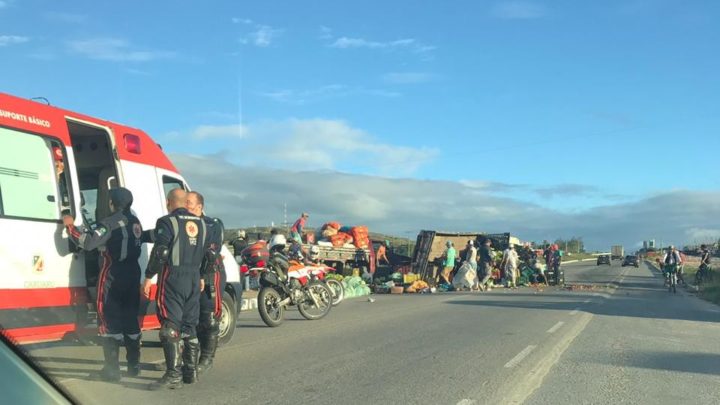 Caminhão tomba na BR-104 e alagamento causa grande congestionamento na BR-232