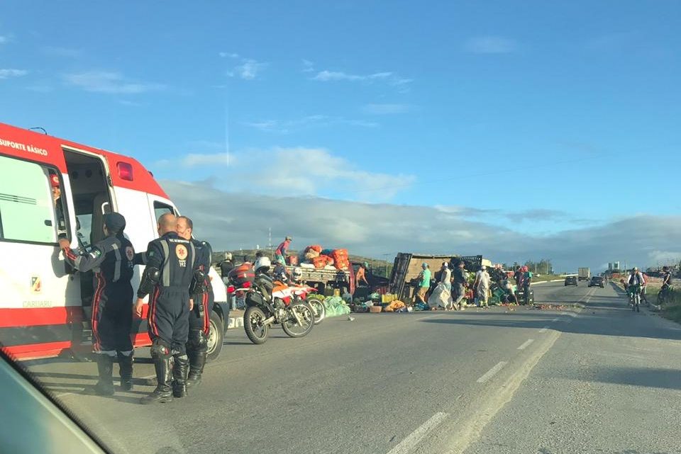 Caminhão tomba na BR-104 e alagamento causa grande congestionamento na BR-232 Caminhão tomba na BR-104 e alagamento causa grande congestionamento na BR-232