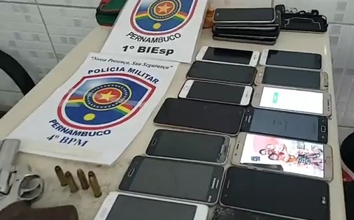 PM apreende em Caruaru mais de 20 celulares roubados PM apreende em Caruaru mais de 20 celulares roubados