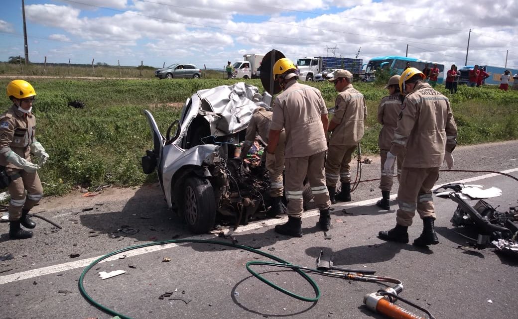 Colisão frontal entre carreta e carro deixa lutador de MMA morto
