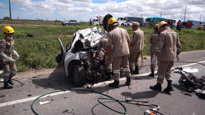 Colisão frontal entre carreta e carro deixa lutador de MMA morto