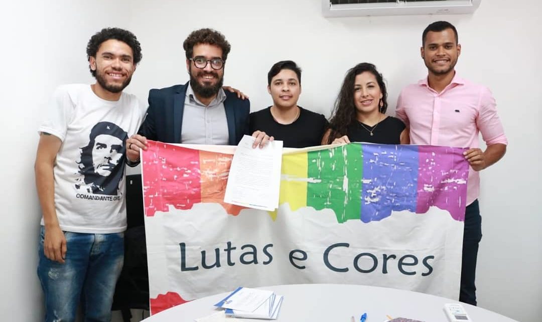 Vereador de Caruaru recebe Projeto de Lei do Coletivo Lutas e Cores Vereador de Caruaru recebe Projeto de Lei do Coletivo Lutas e Cores