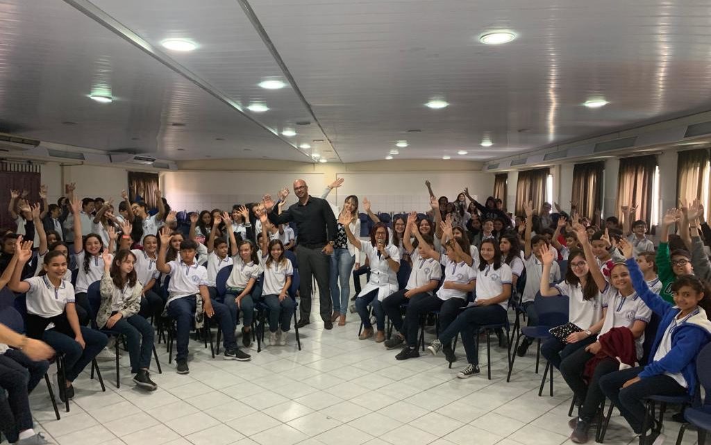 GAEDA faz palestras em escolas para combater maus-tratos de animais GAEDA faz palestras em escolas para combater maus-tratos de animais