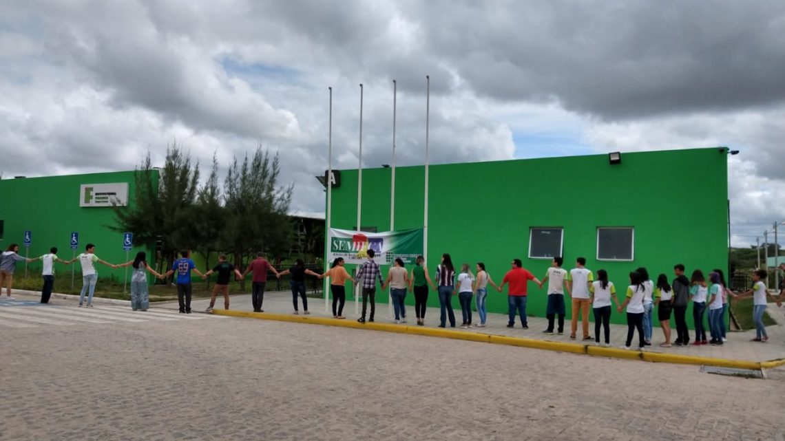 Alunos e professores realizam abraço simbólico no IFPE Caruaru Alunos e professores realizam abraço simbólico no IFPE Caruaru