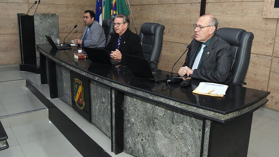 Professores do município têm reajuste de piso aprovado na Câmara de Caruaru Professores do município têm reajuste de piso aprovado na Câmara de Caruaru