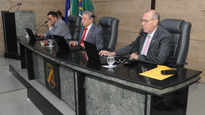 Câmara de Caruaru discute transporte alternativo, comidas gigantes e segurança no São João durante reunião