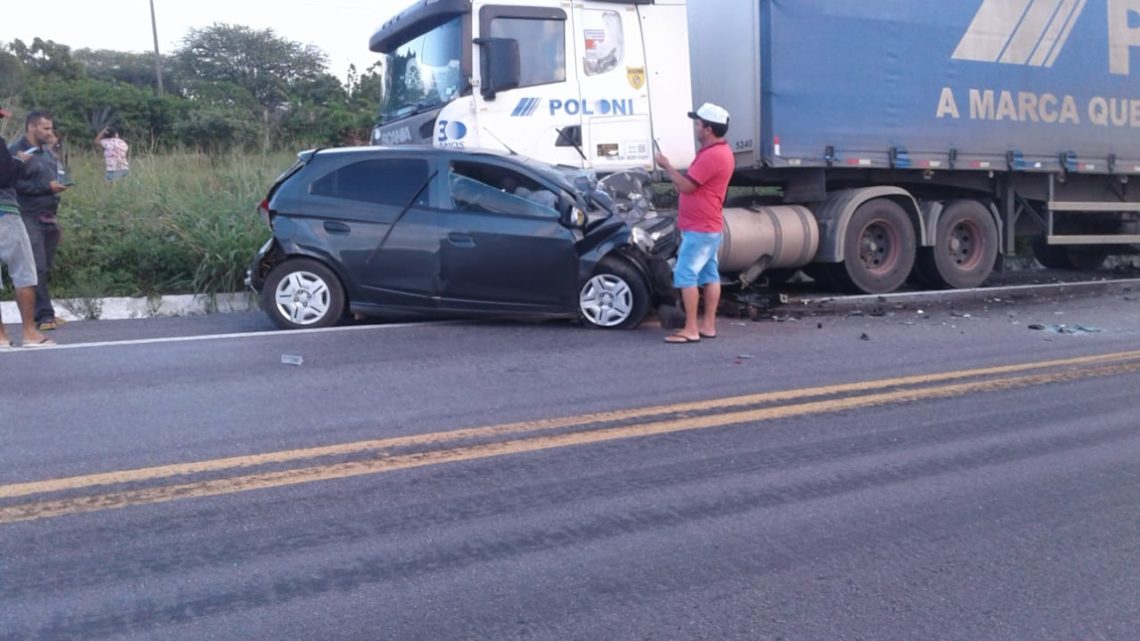Colisão frontal entre carreta e carro de passeio deixa três pessoas mortas em Garanhuns Colisão frontal entre carreta e carro de passeio deixa três pessoas mortas em Garanhuns