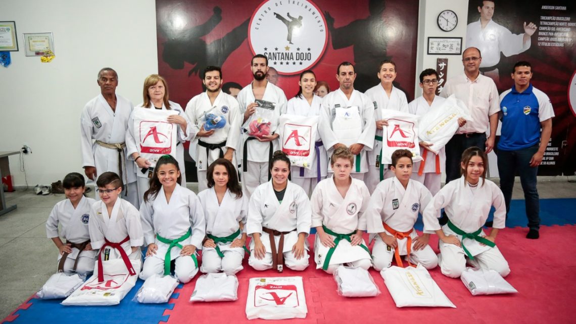 Karatecas da Fundação Crer e Ser e Academia Santana Dojo de Karatê recebem kimonos em Caruaru