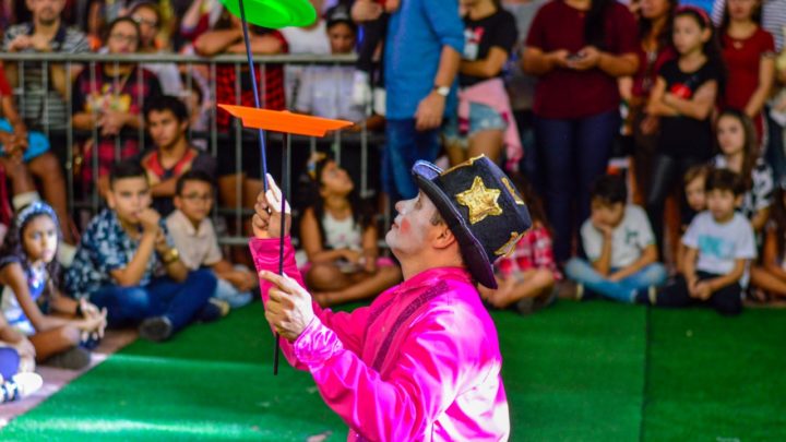 A magia do teatro e do circo divertiu a criançada no Polo Infantil nesse domingo (9)