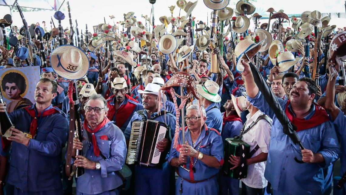 Tradicional desfile de bacamarteiros em Caruaru nesta segunda (24)