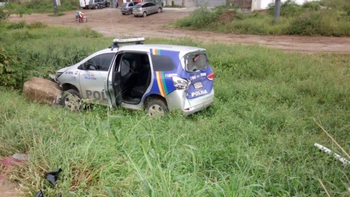 Motociclista morre em colisão com van em Tacaimbó e viatura da PM se envolve em acidente em Toritama
