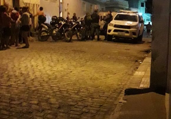 Homem encontrado morto dentro de casa em Caruaru