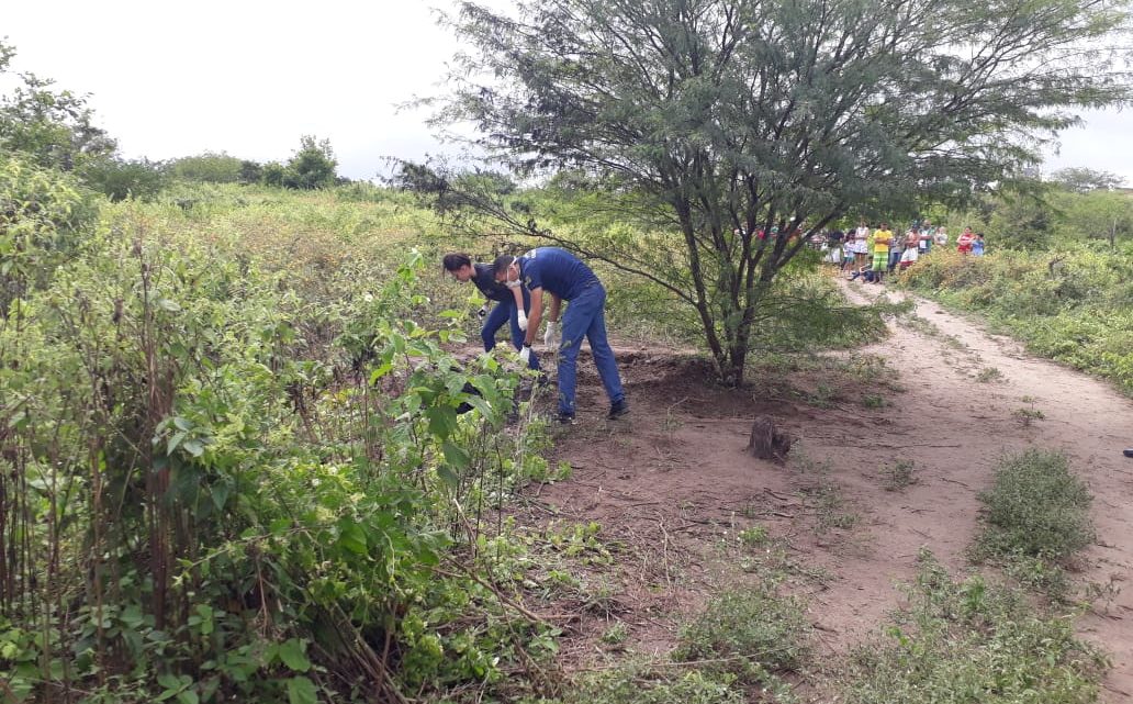 Corpo carbonizado encontrado em Caruaru neste domingo (21) Corpo carbonizado encontrado em Caruaru neste domingo (21)
