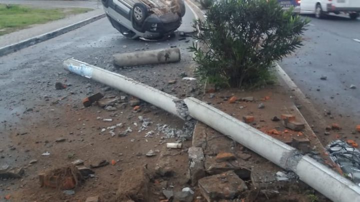 Carro bate em poste e capota em Caruaru