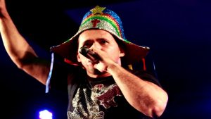 Cantor Almir Rouche passa mal em igreja e é internado no Recife